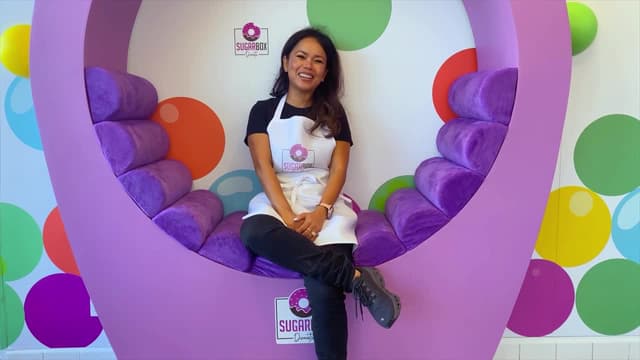 S01:E01 - Sugarbox Donuts