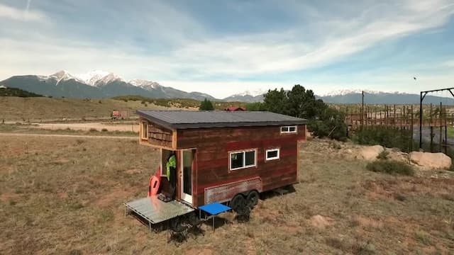 S03:E13 - Expedition Tiny House