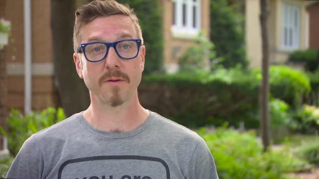 S09:E13 - Dripping in Gold Kitchen