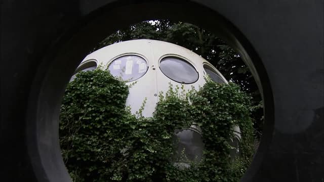 S02:E02 - Mailbox, Tomb Site, Spaceship