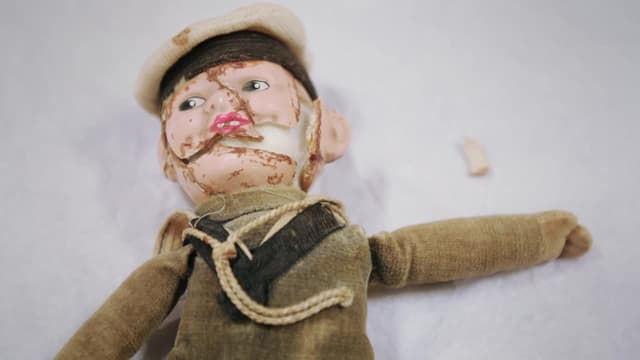 S05:E02 - Portsmouth F.C. Mascot, Cricket Ball, Ships Wheel