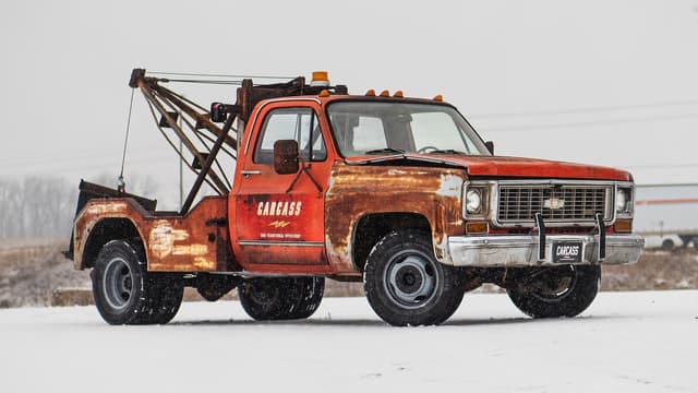 S01:E01 - Junkyard Tow Truck