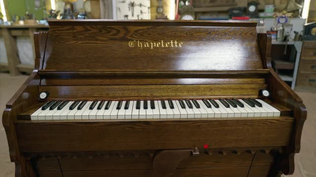 S08:E46 - Poet's Harmonium, Child's Clogs, Vera's Sculpture