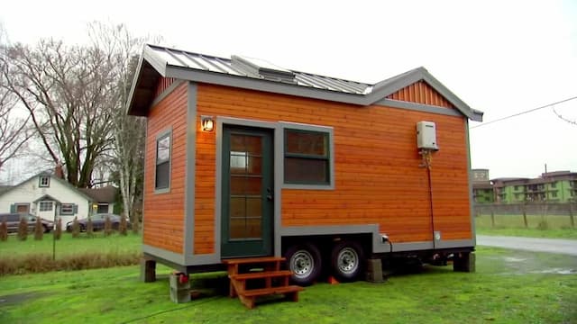 S03:E19 - Starting Over in a Tiny House