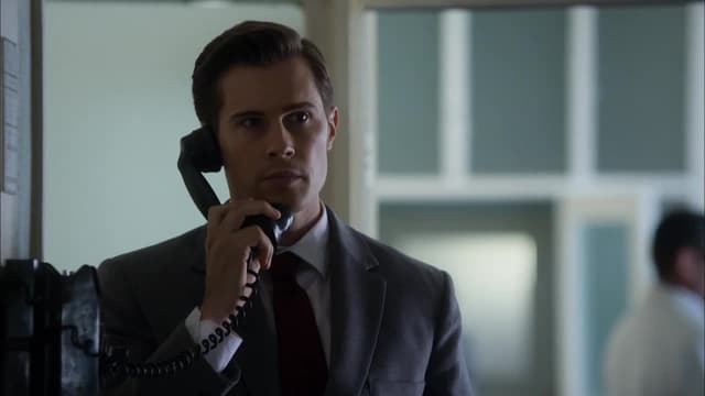 S03:E01 - The Things We Do for Love