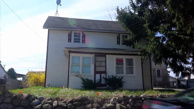 S08:E09 - Stepping Up the Living Room