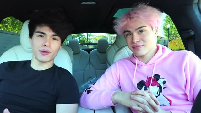 S06:E15 - Fighting in Front of Our Friends / Pranking My Friends With My New Hair!