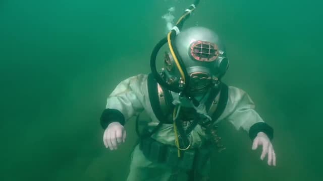 S05:E10 - Sharks Electrosensory Systems + Helmet Diving + Oil Rigs