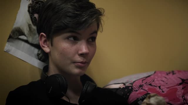 S14:E01 - Sweaty Larry / Strip