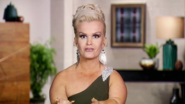 S08:E10 - Social Media Intervention