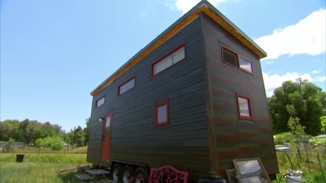 S04:E11 - Traveling Musicians Go Tiny