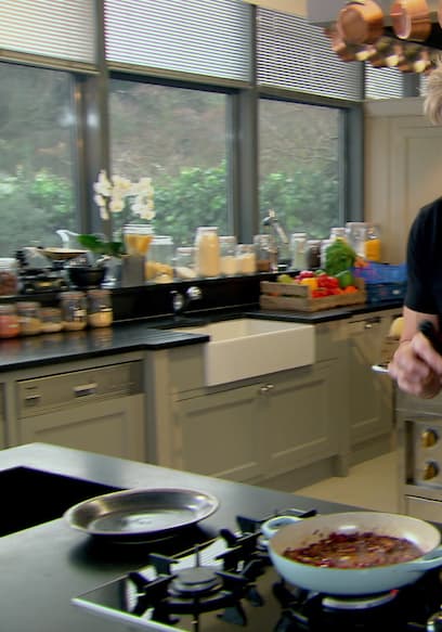 S01:E01 - The Food I Grew Up On poster