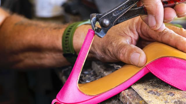 S04:E21 - DIY Creative Footwear: Step Up Your Shoe Game!