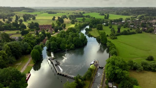 S05:E04 - The Thames
