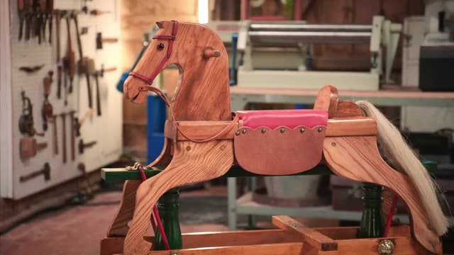 S06:E16 - Derrick the Elephant, Rocking Horse and Boxing Ring Trophy