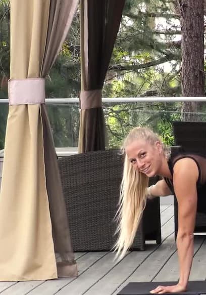 Affiche de S01:E18 - 20 Min Glutes Workout - Yoga Inspired Poses for Firm Glutes