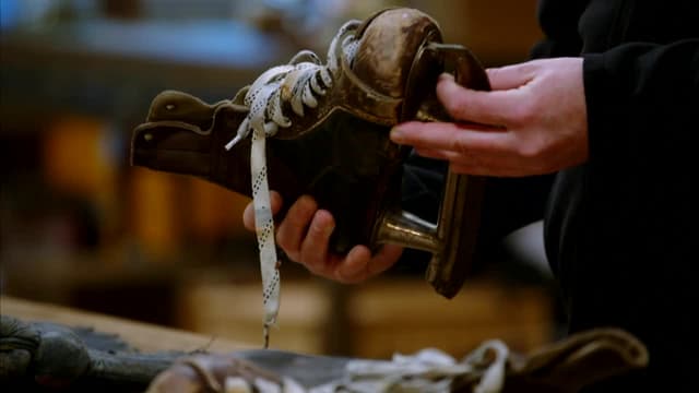 S07:E28 - Ice Hockey Gloves & Skates, Corkers, Lummy Bear