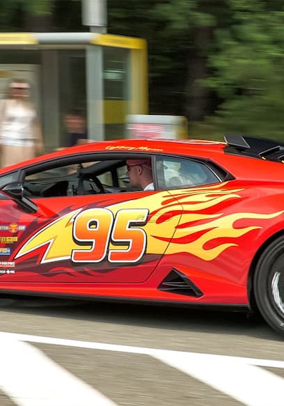 S01:E15 - Rare Lightning McQueen Supercar Arrives At Event poster