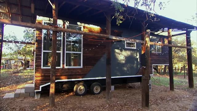 S04:E18 - Tiny Living in Texas