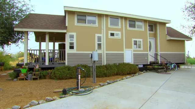 S03:E03 - Military Family Goes Tiny