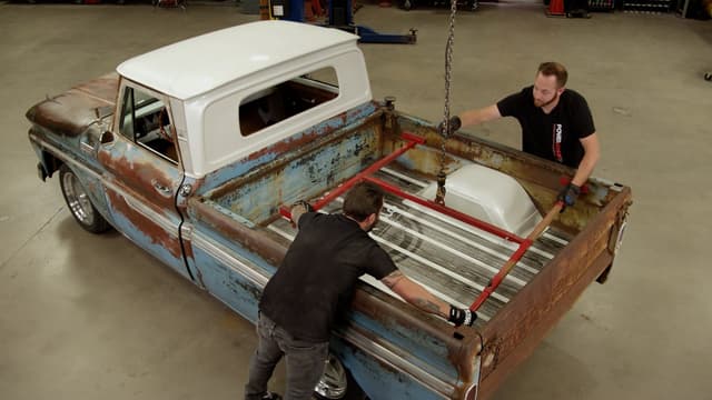 S01:E07 - Installing an Aluminum Bed Floor Kit in a Chevy C10