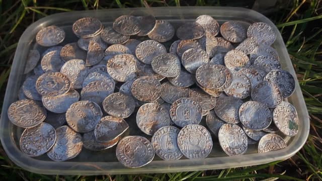 S01:É04 - S01:E04 - Queen Victoria Items, Hand Bills, Medusa Head