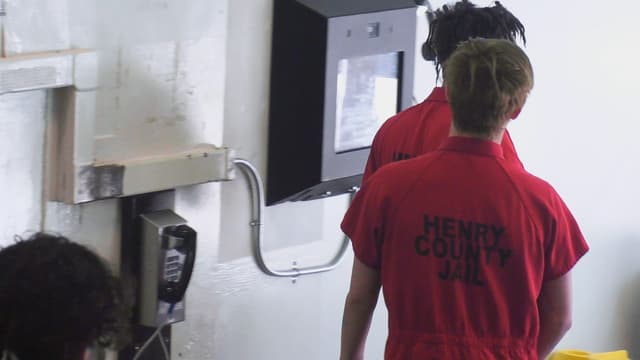 S07:E07 - Pain Pads and Police