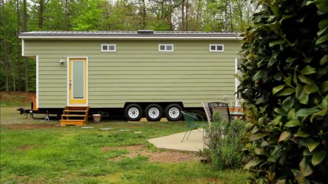 S03:E05 - Tanner Family Tiny House