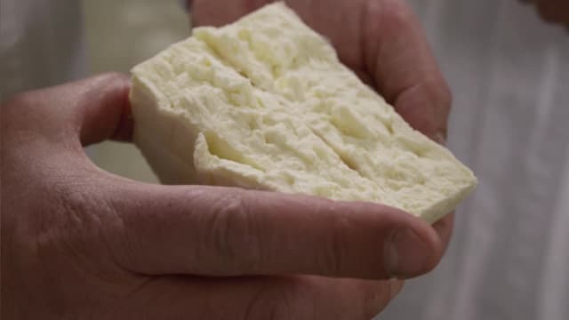 S01:E04 - Australia: Raw Milk Deal