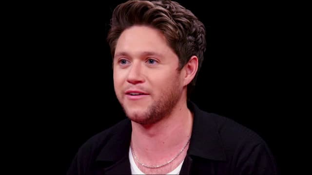 S20:E08 - Niall Horan Gets the Shakes While Eating Spicy Wings