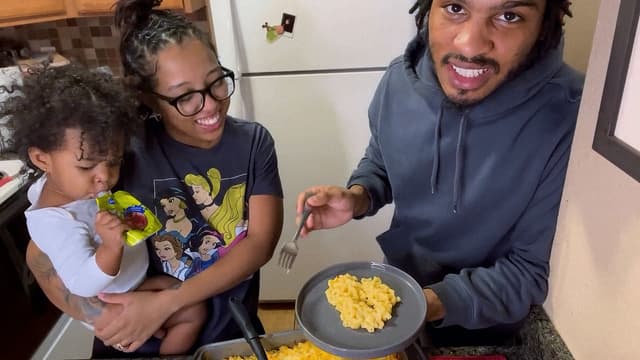 S01:E01 - Vlogmas Day 30 NYE: Ronni makes MAC & CHEESE for the first time WITH NO RECIPE