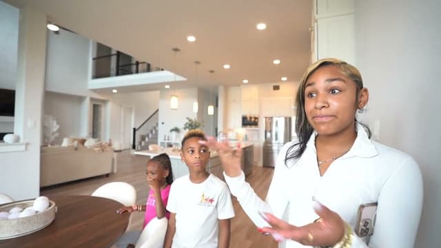 S01:E07 - Girl Helps a Family in Need, Cheerleading Skit
