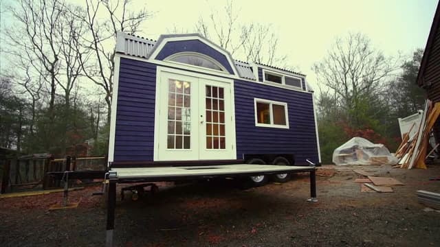 S08:E04 - Tiny Traveling Theatre