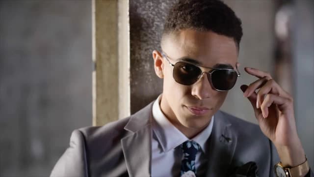 S01:E06 - Under Armour