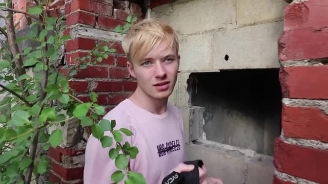 S08:E01 - Exploring an Abandoned Hospital