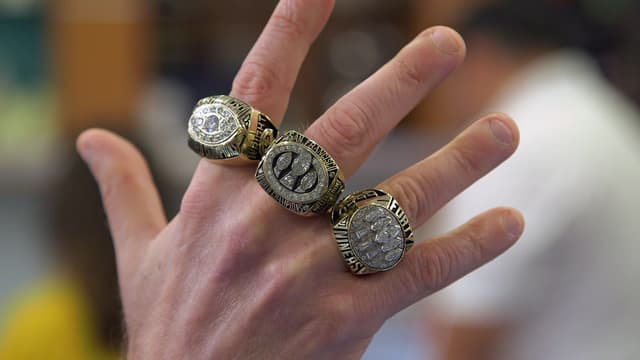 S01:E19 - Touchdown Pawn