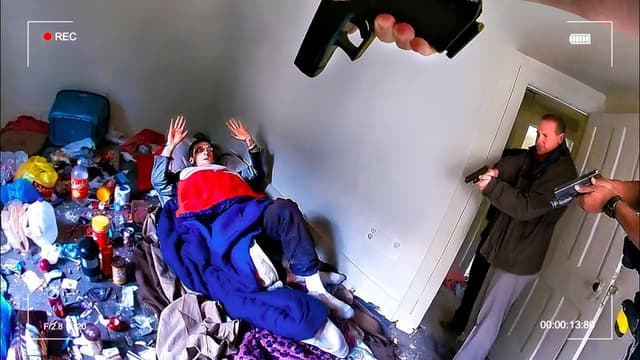 S01:É02 - S01:E02 - Police Discover A Mass Killer’s Secret Hideout