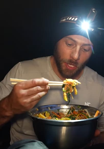 S01:E04 - Solo Camping in the Rain Campfire Bibimbap poster