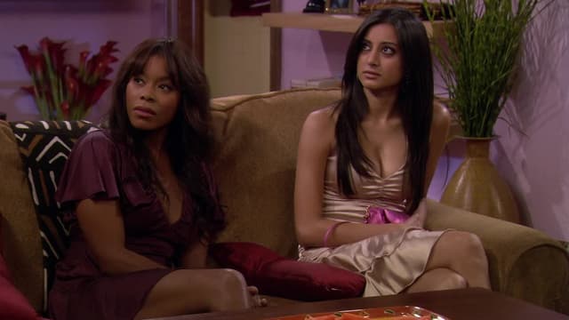 S06:E08 - Hot Girl on Girl Action