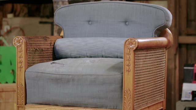 S03:E15 - Dutch Cane Chairs, Hornsey Vase, Military Chest