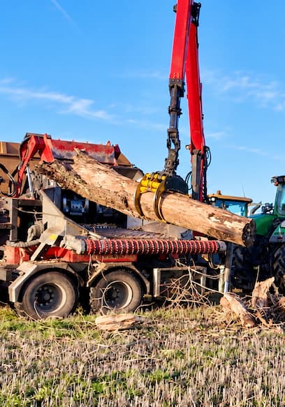 Póster de S01:E09 - A 517HP Wood Chipper Turns Farm Waste Into Fuel