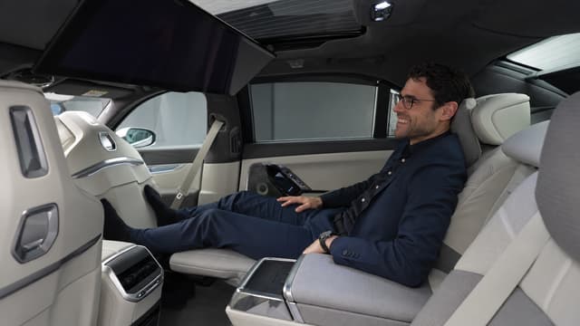 S01:E18 - BMW i7: Luxury EV With a 31-Inch 8K Theater Screen