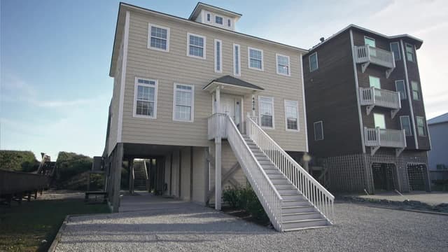S03:E02 - Topsail Island House Hunt