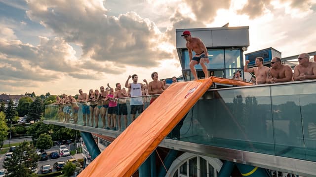 S01:E04 - Extreme Slides and Sky Jumps