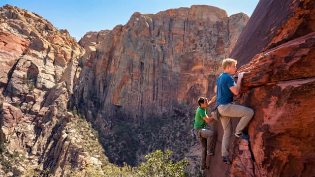 S01:E01 - Climbing Solo With Alex Honnold