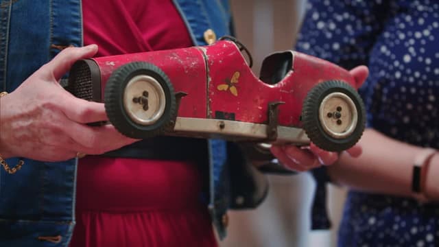 S06:E12 - Racing Car, Leather Bowls Bag and Carved Wooden Box