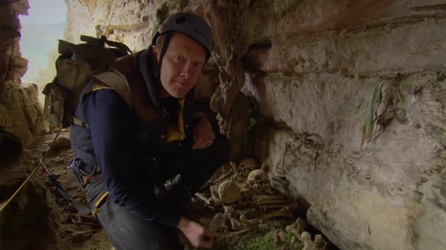 S01:É01 - S01:E01 - People of the Clouds