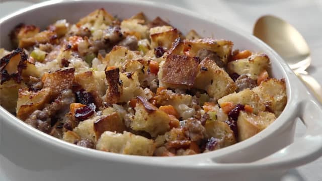 S03:E02 - Giada's Turkey Day Feast