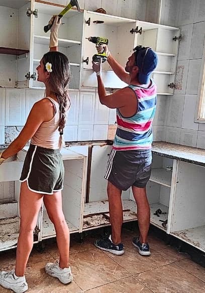 S01:E05 - REFORMA VILLA #5 la COCINA REPUGNA pintamos la planta superior + Empezamos techo poster