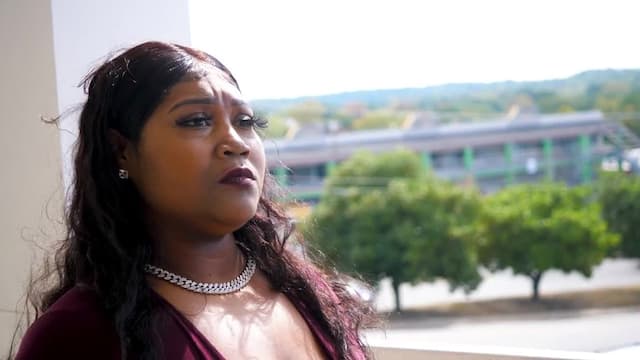 S01:E01 - Queens Rule, Kings Manipulate